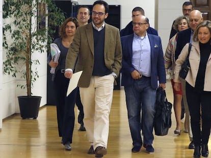 Los portavoces parlamentarios del PSOE, Antonio Hernando (i) y Coalici&oacute;n Canaria, Ana Oramas (d), acompa&ntilde;ados de sus equipos negociadores, a su llegada a la reuni&oacute;n que han mantenido el viernes 19 en el Congreso de cara a la investidura de Pedro S&aacute;nchez. 