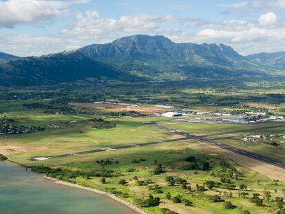 El décimo puesto es para el aeropuerto internacional de Nadi, en Fiyi. "Tiene vistas impresionantes del ocaso y de una montaña gigante al fondo", asegura uno de los viajeros encuestados. "En cuanto entras en el aeropuerto ves las cordilleras y las islas, ahí fuera, flotando sobre el océano Pacífico", resume otro.