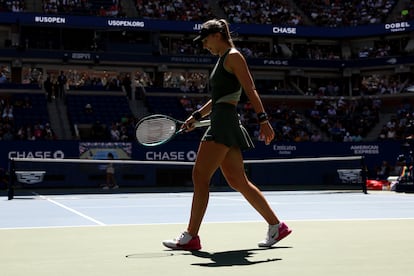 Paula Badosa, cabizbaja durante el partido contra Emma Navarro en la Arthur Ashe.