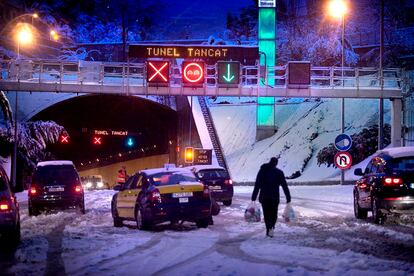 El acceso desde Barcelona al túnel de Vallvidrera quedó cerrado por la nieve desde la primeras horas de la tarde.