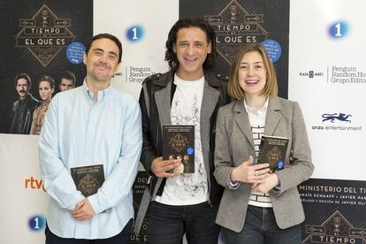 Javier Pascual y Ana&iuml;s Schaaff, autores de la novela, junto al actor Nacho Fresneda. 