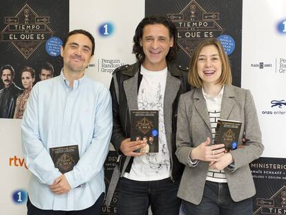Javier Pascual y Ana&iuml;s Schaaff, autores de la novela, junto al actor Nacho Fresneda. 