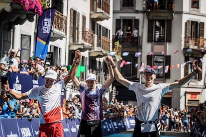 Kilian Jornet junto a Mathieu Blanchard y Thomas Evans, los tres corredores del podio de la Ultra Trail del Mont Blanc, este sábado.