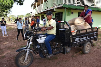 Colombia, sin embargo, sigue siendo el mayor productor de cocaína a nivel mundial con un total de 204.000 hectáreas sembradas en 2021, sobre todo en las porosas fronteras con Ecuador y Venezuela.
