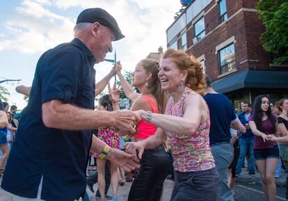 Un grupo de personas baila salsa en las calles, en 2016.