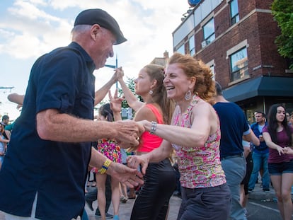 Un grupo de personas baila salsa en las calles, en 2016.