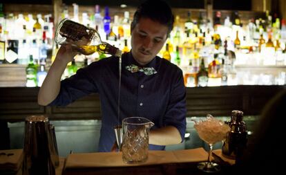 El barman Seba Garc&iacute;a preparando un trago en la barra de The Harrison Speakeasy.