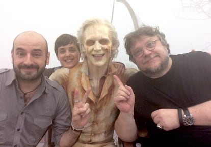 David Martí (izquierda) y Montse Ribé, junto a Tom Hiddleston y Guillermo del Toro, en el rodaje de 'La cumbre escarlata'.