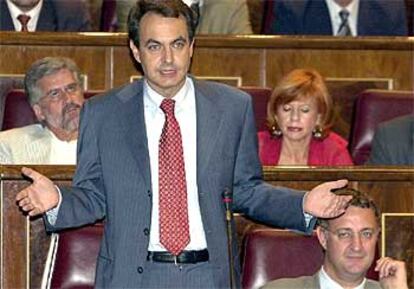 José Luis Rodríguez Zapatero se dirige al presidente del Gobierno en el Congreso de los Diputados.