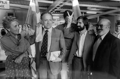 Xabier Arzalluz, segundo por la izquierda, y otros líderes del PNV, como Marcos Vizcaya y Joseba Elosegi, tras el acuerdo del Estatuto de autonomía del País Vasco alcanzado con UCD, en 1979.