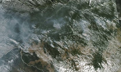 Imagem de satélite da NASA mostra a fumaça dos focos de incêndio na Amazônia.