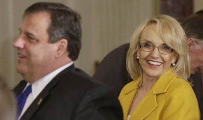 El gobernador de Nueva Jersey, Chris Christie, y la de Arizona, Jan Brewer, durante la cena en la Casa Blanca.