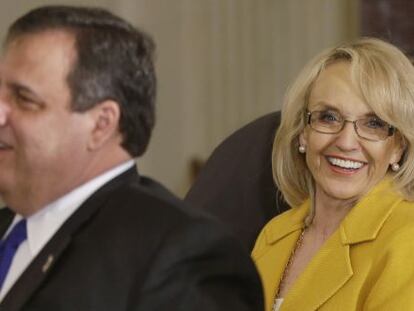 El gobernador de Nueva Jersey, Chris Christie, y la de Arizona, Jan Brewer, durante la cena en la Casa Blanca.