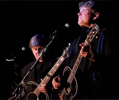 Don Everly, en primer plano, y su hermano Phil, durante un concierto en octubre de 2000 en Pojoaque (Nuevo México).