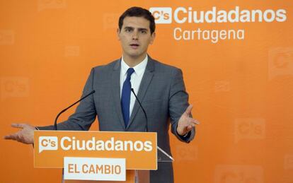 Albert Rivera en rueda de prensa en Cartagena (Murcia) este mi&eacute;rcoles.