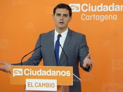 Albert Rivera en rueda de prensa en Cartagena (Murcia) este mi&eacute;rcoles.