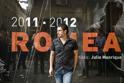 Julio Manrique, ayer a la puerta del Romea tras presentar su primera programación como director del teatro.