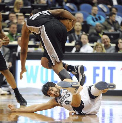 Ricky Rubio cae al suelo mientras lucha por el balón con Boris Diaw