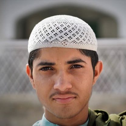 AKORA KHATTAK (Pakistán). 11-09-2021. Estudiante en la Madrasa Haqqanía, una famosa escuela coránica con 4.000 alumnos por la que han pasado importantes líderes talibanes, algunos de ellos en el actual gobierno de Kabul. FOTO: LUIS DE VEGA 