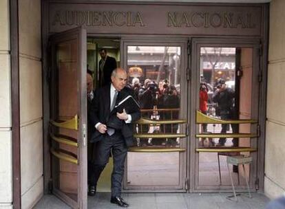 El general retirado Luis Alejandre sale de la Audiencia Nacional tras testificar.