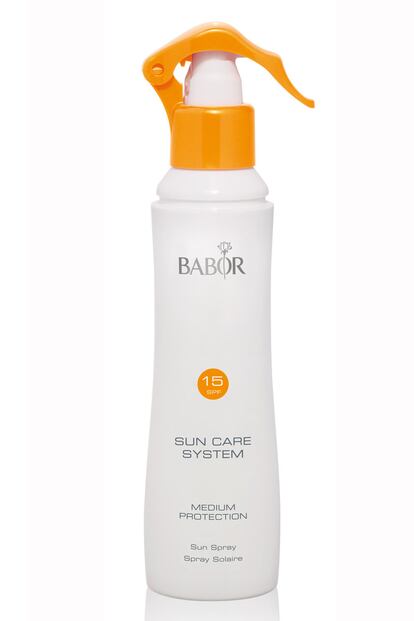 FÍSICO. Medium Protection Sun Spray SPF15 de Babor. Una protección media para pieles ya bronceadas apta para el rostro y para el cuerpo. A pesar de no contener químicos y de ser físico, no mancha la piel de blanco. Cuesta 28,50 euros.