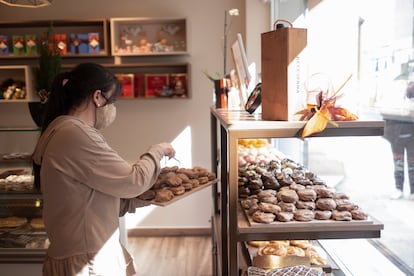 Una trabajadora de la pastelería La Torre coloca en el escaparate las palmeritas típicas de Morata de Tajuña.