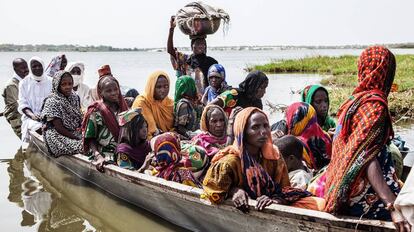 Un grupo de mujeres llega en piragua a la isla de Iga, en el lago Chad.