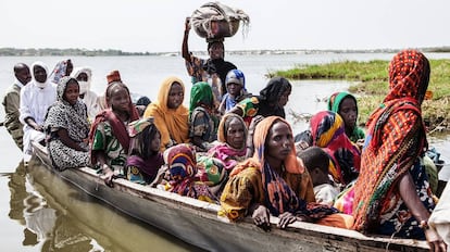 Un grupo de mujeres llega en piragua a la isla de Iga, en el lago Chad.