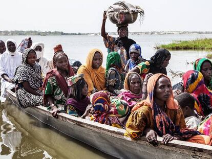 Un grupo de mujeres llega en piragua a la isla de Iga, en el lago Chad.