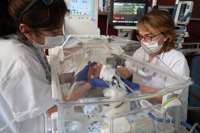 Dos sanitarias atienden a Jesús, el primer bebé en España nacido tras un trasplante de útero, en la UCI de Neonatos del Hospital Clínic
