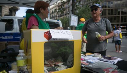Recogida de dinero durante la manifestación de la Diada, para pagar la multa de Mas por el 9-N.