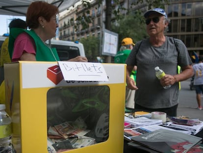 Recollida de diners durant la manifestació de la Diada, per pagar la multa de Mas pel 9-N.