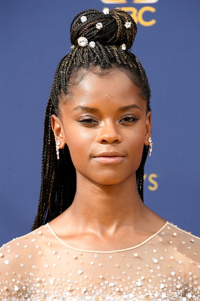 La joven actriz Letitia Wright brilló gracias a los pequeños accesorios en forma de cristal que decoraban su melena trenzada.