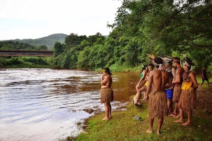 Na imagem na última sexta-feira, 25 de janeiro, já era clara a apreensão dos índios Pataxó Hã-hã-hãe, que assistiram à mudança da coloração do rio Paraopeba, conforme os rejeitos de minério de ferro da barragem da Mina Feijão, da Vale, desciam pelo rio.