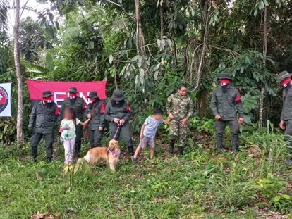 Guerrilleros del ELN posan con dos niños y una suboficial del Ejército Colombiano que habían sido secuestrados, el pasado 7 de julio.