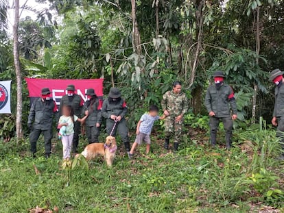 La sargento Karina Ramirez y sus dos hijos al ser liberados por el ELN en Cúcuta (Colombia), el 7 de julio.