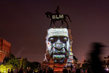 Una imagen de George Floyd, proyectada sobre el monumento a Robert E. Lee en Richmond, en junio de 2020.