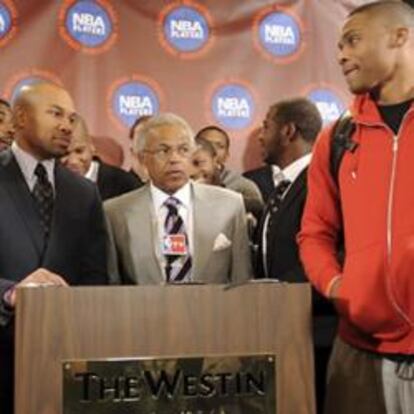 El director ejecutivo del sindicato de jugadores de la NBA, Billy Hunter (traje gris), toma la palabra en presencia del presidente del organismo, Derek Fisher (a su derecha), después de una reunión con representantes de los 30 equipos de la NBA en Nueva York el pasado lunes.