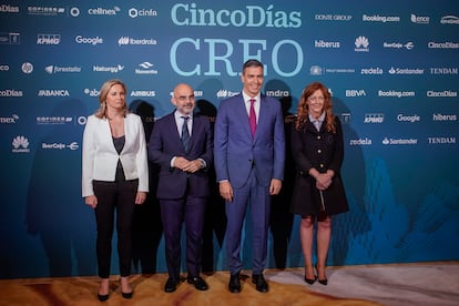 De izquierda a derecha, Amanda Mars, directora de Cinco Días; Carlos Núñez, consejero delegado de PRISA; Pedro Sánchez, presidente del Gobierno, y Pilar Gil, vicepresidenta de PRISA.