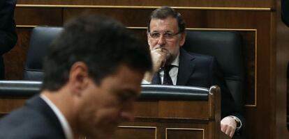 El lider socialista, Pedro Sanchez, abandona el Hemiciclo bajo la atenta mirada de Mariano Rajoy.  Foto: Uly Martin