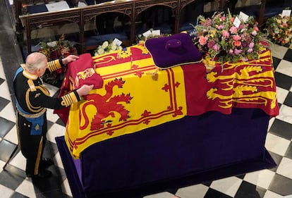 Carlos III coloca el emblema de la Compañía de Granaderos sobre el ataúd de Isabel II, durante el acto religioso celebrado en la Capilla de San Jorge, en el Castillo de Windsor.