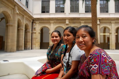 Feliciana Herrera e Iris Brito, proceden de Guatemala y son dos líderes indígenas de la región Ixil. Durante los últimos dos meses han participado en un curso de formación sobre los Derechos Universales en la Universidad de Deusto junto a otras líderes indígenas como la boliviana Felicidad Ibarra, de Chuquisaca. “Tenemos derecho a la titularidad de la tierra en la que siempre hemos vivido y trabajado”, señala Ibarra procedente de una comunidad donde el Gobierno boliviano no reconoce la propiedad de sus tierras. “Somos los campesinos los que mejor trabajamos la tierra, los que mantenemos la soberanía alimentaria y el buen vivir. Necesitamos herramientas globales para soluciones locales”, continúa Herrera presente en las Jornadas organizadas por la ONG Mundu Bat sobre los Derechos del Campesinado en la Universidad de Deusto previo al encuentro de La Vía Campesina del mes de julio en Derio, Bizkaia.