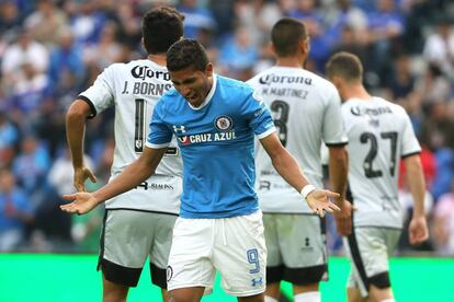 Joao Rojas lamenta uno de sus fallos en el partido