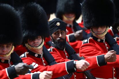 Singh Lall, miembro de la Guardia Real de 22 años, es el primer soldado en usar un turbante durante el desfile.