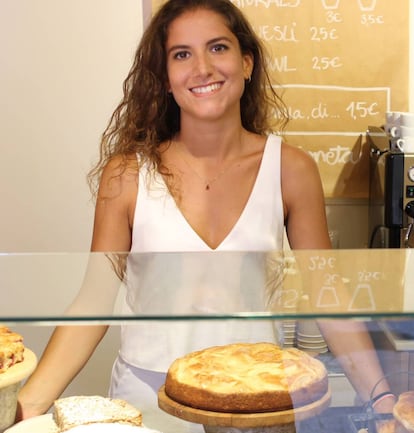 Rosa Talló, de 28 años, ha abierto dos pastelerías con sendos microcréditos de CaixaBank.