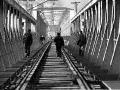 B SIN Nº (24/FEB/00) -RECIBIDA POR EMAIL- personas cruzando puente ferrocarril en Tortosa. -FOTO: JOSE LUIS SELLART SANJUAN.