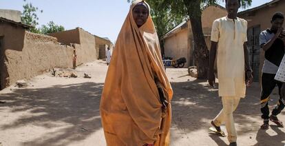 Una de las chicas liberadas por Boko Haram este miércoles en la localidad de Dapchi.