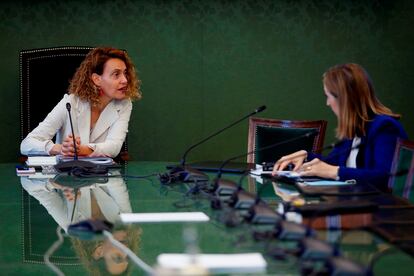 La presidenta del Congreso, Meritxell Batet, conversa el martes con la dirigente del PP Ana Pastor.