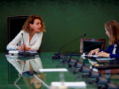La presidenta del Congreso, Meritxell Batet, conversa el martes con la dirigente del PP Ana Pastor.