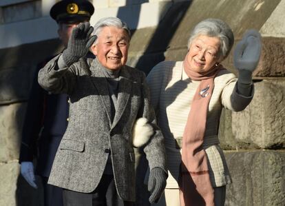 Akihito será a partir de ahora emperador emérito. Se espera que su hijo Naruhito siga con su legado basado en el pacifismo y la cercanía al pueblo nipón. En la fotografía, Akihito y Michiko saludan tras un paseo en una playa cerca de la Villa Imperial en Hayama, en enero de 2019.